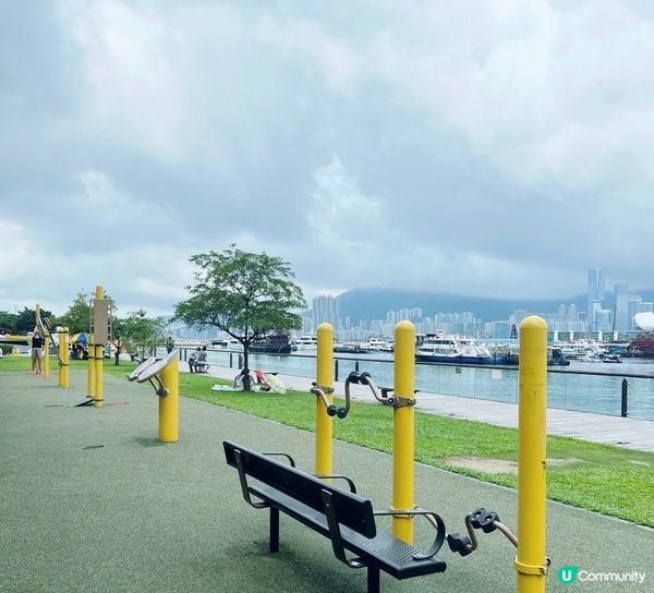 ～呢個 《觀塘海濱花園》係一個睇海景嘅最佳地點，沿途1千米長...