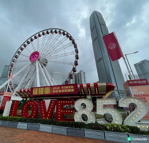 香港摩天輪坐落於香港中環海濱的地標，坐上摩天輪可以從不同角度...