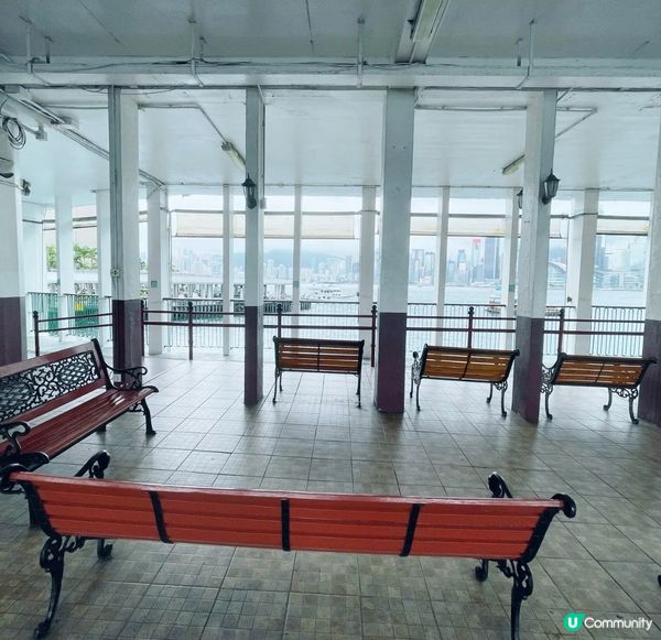 天氣好好所以決定由尖沙咀碼頭乘搭渡輪到灣仔，坐喺渡輪上面可以...