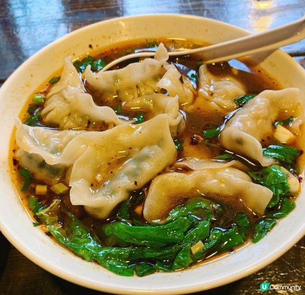 酸辣湯餃子🥟食完好飽肚，湯底酸酸辣辣好惹味，鍾意啲餃子細細隻...