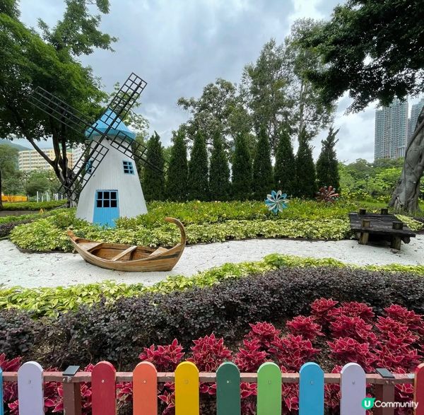 屯門公園有個賞花好地方 （香花園）這個西式園景內種植了七彩繽...
