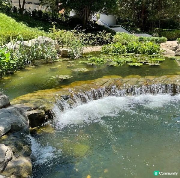 香港公園嘅人工湖範圍內，還有小橋流水，小瀑布和大瀑布，呢度仲...