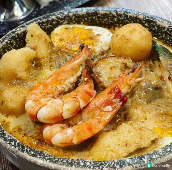 海鮮大燴叻沙，熱辣辣見到都好吸引，喇沙味道濃郁，材料份量十足...