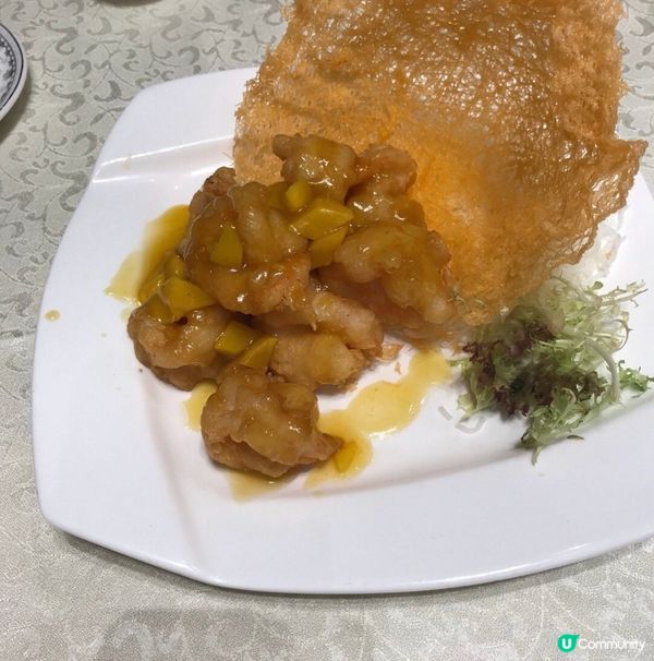 香芒蝦球，炸得脆卜卜，蝦肉彈牙好味，配搭鮮芒果醬，酸酸甜甜，...