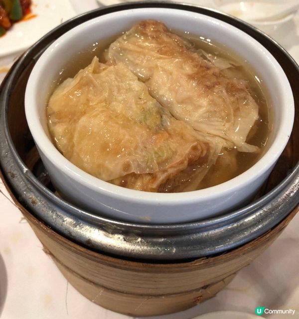 上湯鮮竹卷餡料有紅蘿白、豬肉、西芹和木耳，湯汁味道唔錯，略為...