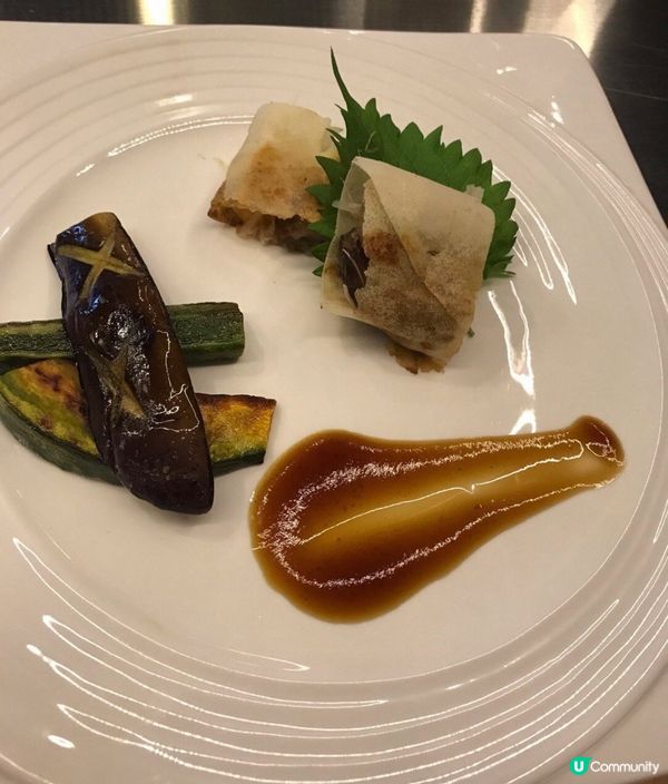 來自法國的鴨胸肉，鴨胸肉非常肥美，師傅煎至金黃食，再用一片皮...