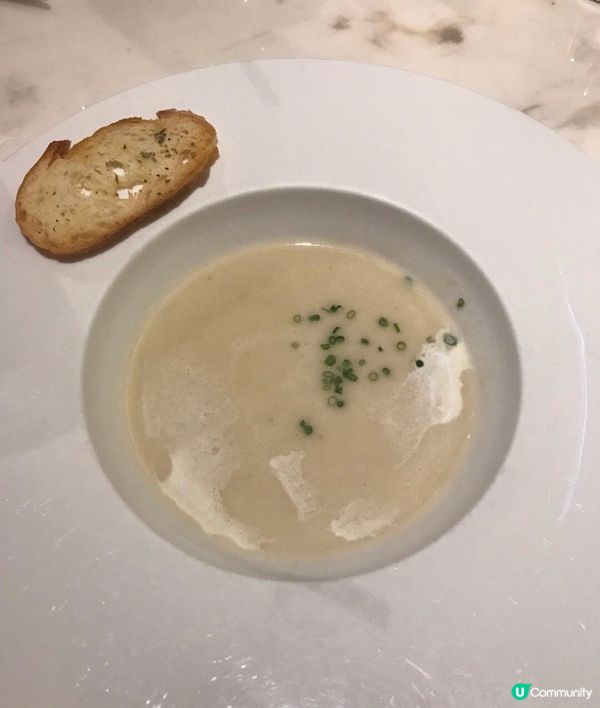 蘑菇忌廉湯，好香濃幼滑，會食到蘑菇粒，幾好飲🤤