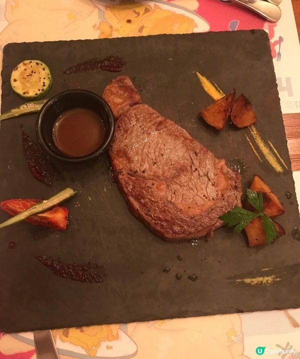 安格斯肉眼牛扒order 七成熟，擺盤好有心思，肉汁鮮嫩咬落...