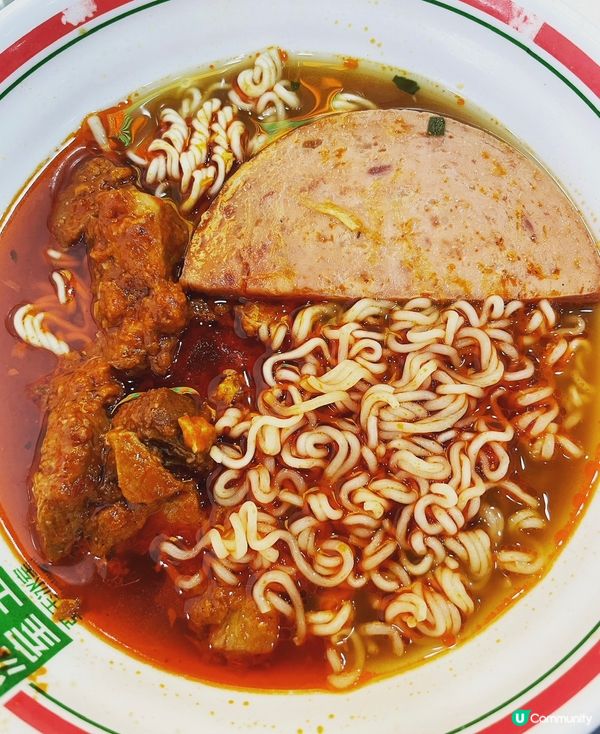下午茶必食五香肉丁午餐肉公仔麵，五香肉丁好惹味，配公仔麵一流...