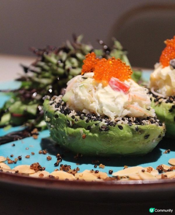 蟹肉牛油果船，賣相精緻又好味嘅前菜