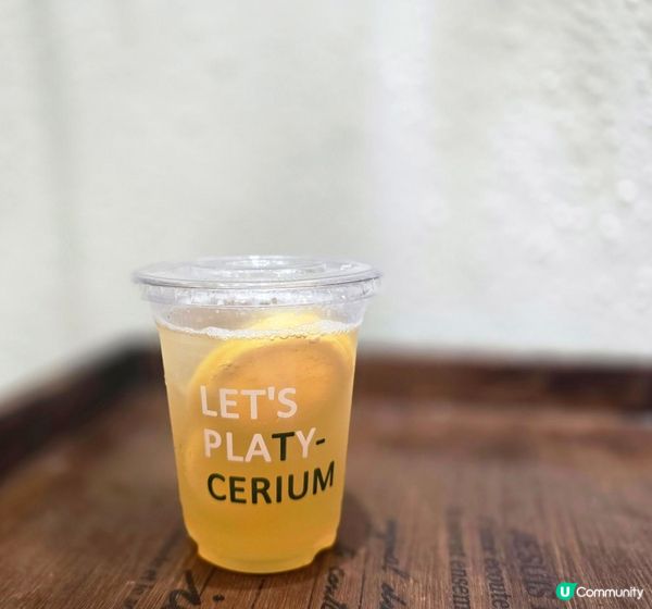 店舖很近沙灘海旁，是長洲的打卡熱點，店內有數張座椅可供堂食，...