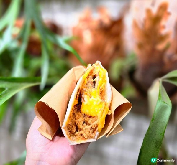 店舖很近沙灘海旁，是長洲的打卡熱點，店內有數張座椅可供堂食，...