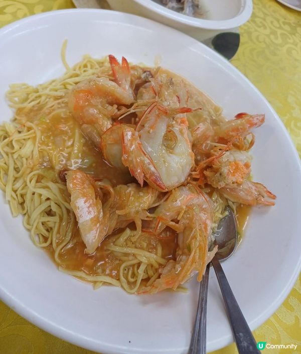 流浮山美食有鮑魚大蝦伊麵炒蟶子十分美味