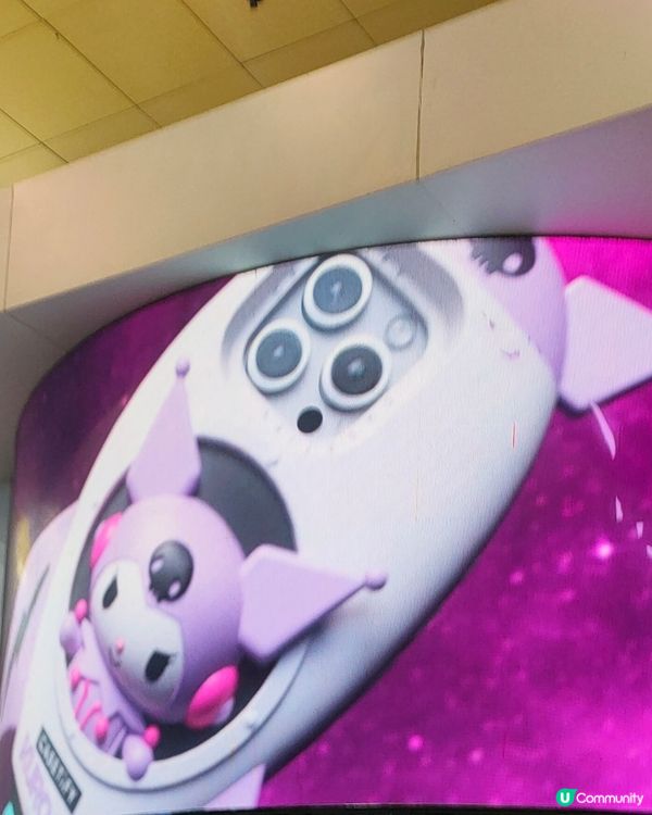 Kuromi坐電話殼火箭片！銅鑼灣街頭，銀幕出沒注意！🚀