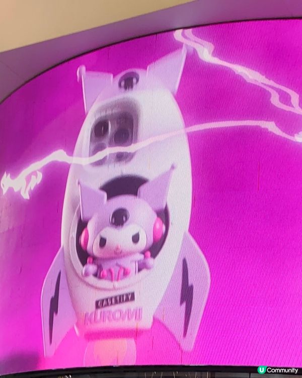 Kuromi坐電話殼火箭片！銅鑼灣街頭，銀幕出沒注意！🚀