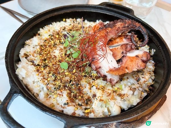 入到餐廳，人少少，地方不大但環境舒適，我地被安排了靠落地窗位...