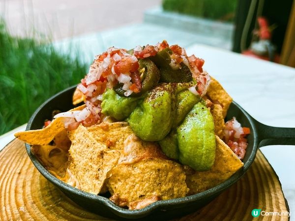 入到餐廳，人少少，地方不大但環境舒適，我地被安排了靠落地窗位...