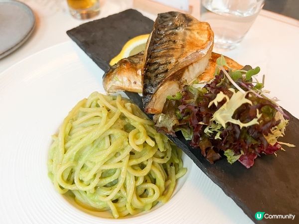 入到餐廳，人少少，地方不大但環境舒適，我地被安排了靠落地窗位...