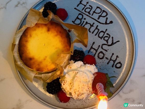 入到餐廳，人少少，地方不大但環境舒適，我地被安排了靠落地窗位...