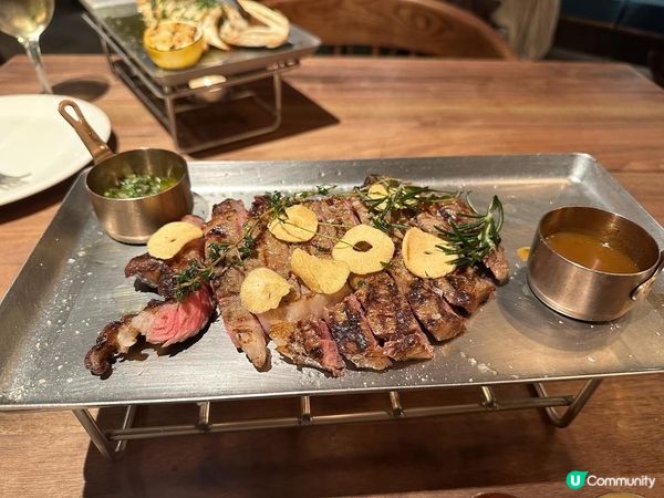 燒安格斯牛肉，五成熟啱啱好，色澤紅潤入口鮮嫩，配搭埋蒜蓉汁食...