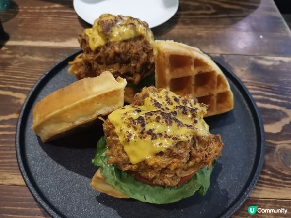 天氣已經夠晒熱辣辣🥵，同亞仔走進一個還沒有地鐵既舊區覓食，堅...