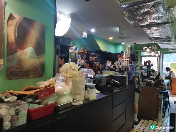 天氣已經夠晒熱辣辣🥵，同亞仔走進一個還沒有地鐵既舊區覓食，堅...