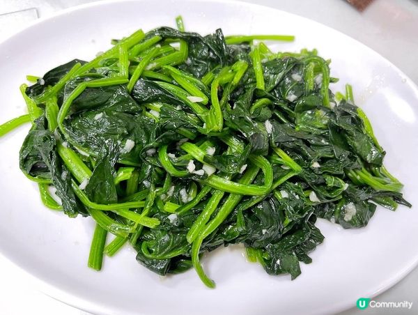 蒜蓉炒青菜，菜的色澤嫩嫩綠綠，好新鮮爽甜🤤🤤🤤