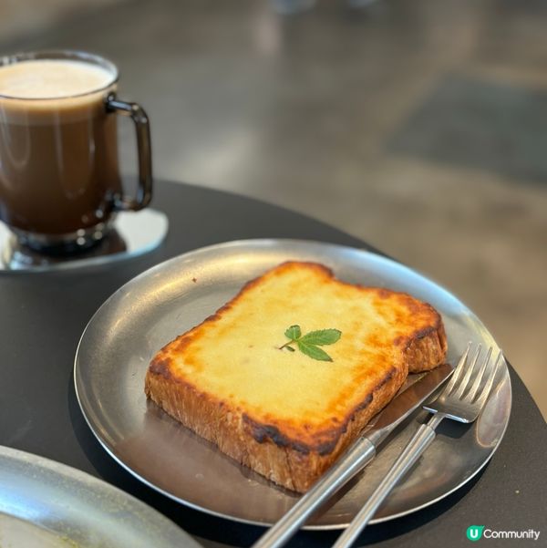 高雄文青咖啡☕️駁二必去！黑系裝修🖤空間感十足！