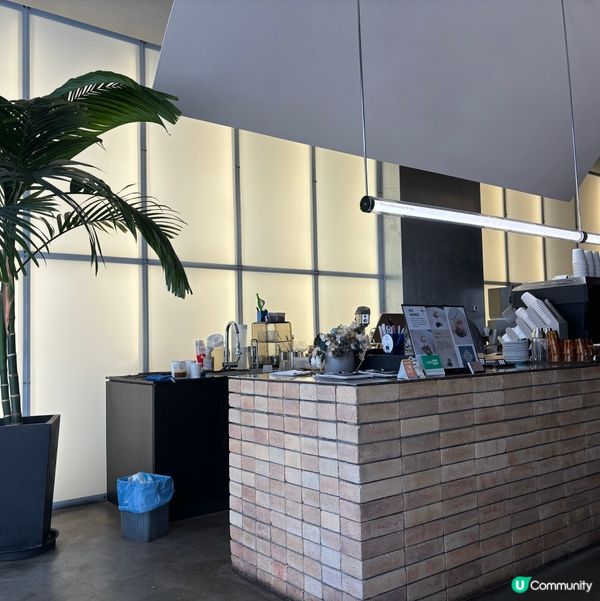 高雄文青咖啡☕️駁二必去！黑系裝修🖤空間感十足！