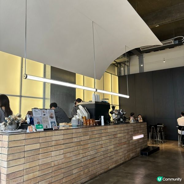 高雄文青咖啡☕️駁二必去！黑系裝修🖤空間感十足！