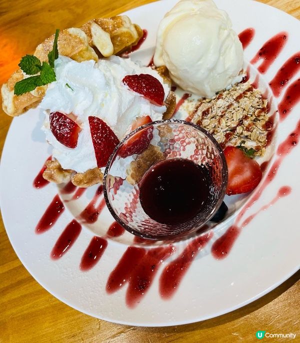 常常走過這間餐廳，也想入去試一試，門口看見最為吸引有千秋座椅...