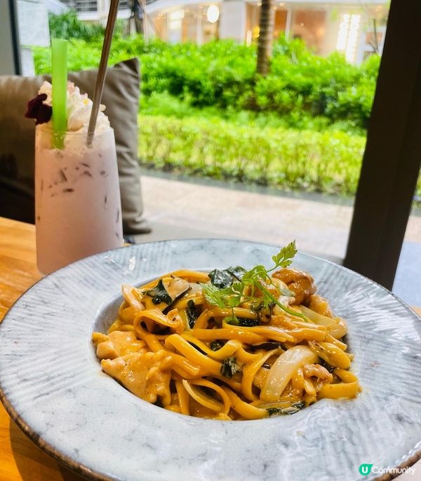 常常走過這間餐廳，也想入去試一試，門口看見最為吸引有千秋座椅...