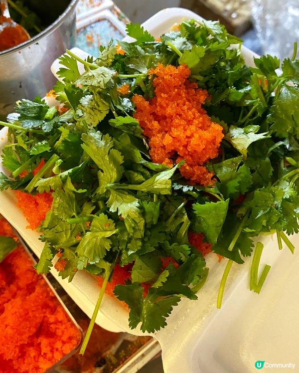 一打開盒，蟹籽多得驚人，店員絕不吝嗇，務求要有滿瀉的感覺，每...