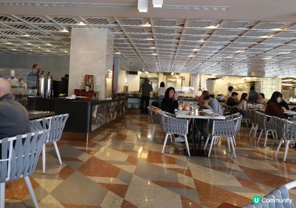 假日海鮮自助餐- 即開生蠔、即燒龍蝦鉗