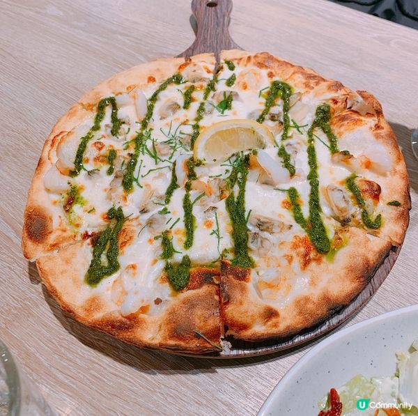 海鮮pizza香脆可口，芝士做到拉絲效果，食得好滋味🤤