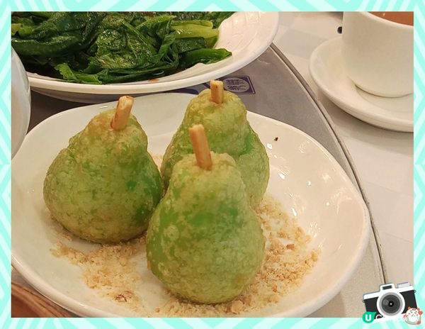 外型非常吸引，中間是甜合桃餡，綠色的皮食落似咸水角