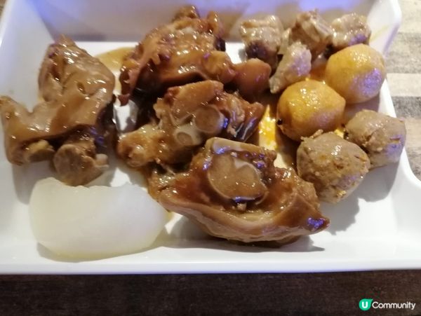 在觀塘駱駝漆大厦一座五樓的巴巴串食午市自助餐, 食物非常豐富...