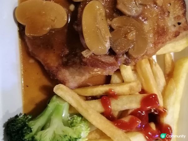 在觀塘駱駝漆大厦一座五樓的巴巴串食午市自助餐, 食物非常豐富...