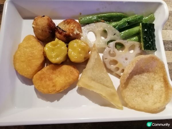 在觀塘駱駝漆大厦一座五樓的巴巴串食午市自助餐, 食物非常豐富...