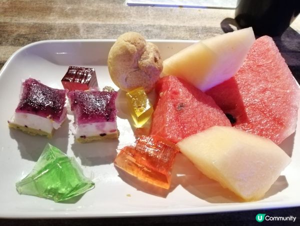 在觀塘駱駝漆大厦一座五樓的巴巴串食午市自助餐, 食物非常豐富...