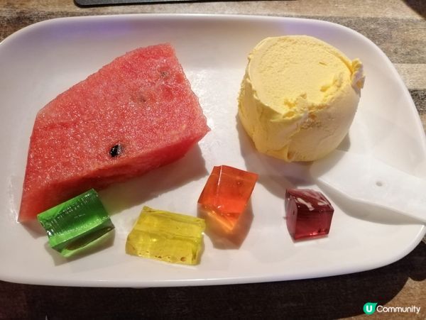 在觀塘駱駝漆大厦一座五樓的巴巴串食午市自助餐, 食物非常豐富...