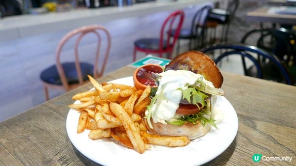 假日該讓自己放鬆一下，舒舒服服的睡到自然醒，然後來到位於尖沙...