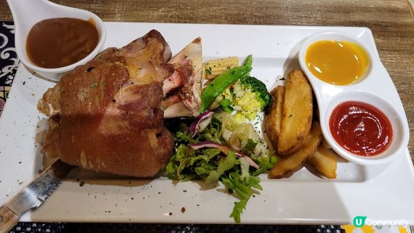 不過不失，餐廳播左50年代既英文歌，有d眼訓