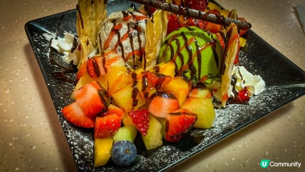 甜蜜蜜甜品專門店，門口好多人排隊，地方算細，所以坐得唔係太舒...