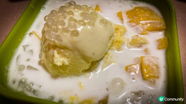 甜蜜蜜甜品專門店，門口好多人排隊，地方算細，所以坐得唔係太舒...