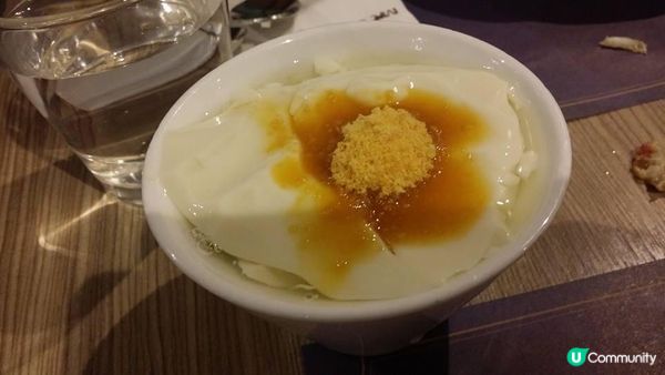 中式豆腐花，灑上黃糖於面，半溶之間很好吃