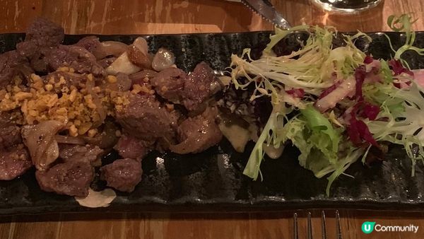 牛肉粒入口超嫩又多汁，加入大量蒜粒，食唔口