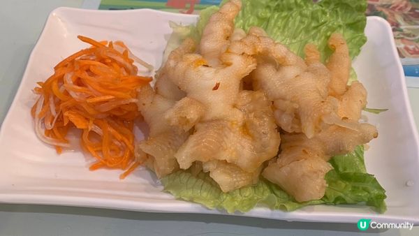 呢排食得太多泰式鳳爪，試吓越式無骨鳳爪，酸酸甜甜，碟旁邊嘅蘿...