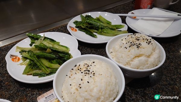 熱騰騰，牛柳粒好惹味，三文魚扒用牛油煎，好香