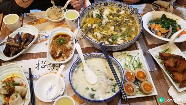 新春團聚上海菜，超大盆酸菜魚，蟹粉小籠包加獅子球。。。超好味...